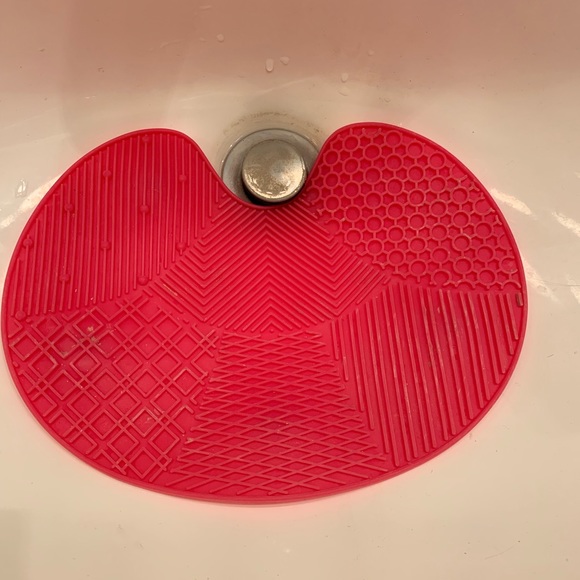 6 assorted makeup brushes & cleaning pad - Picture 4 of 4